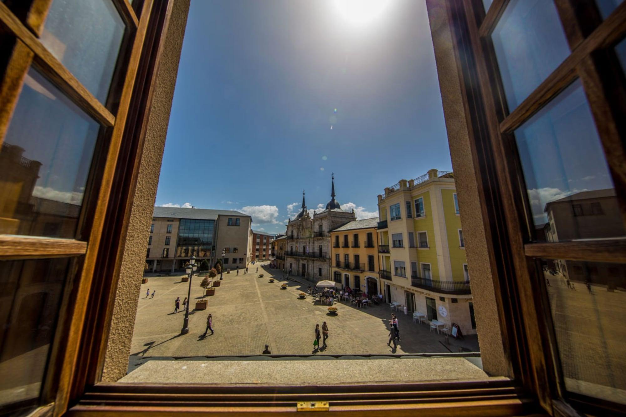Hotel Aroi Bierzo Plaza ポンフェラダ エクステリア 写真