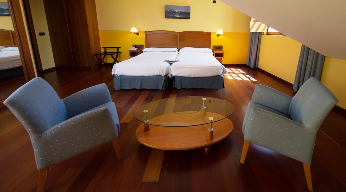 Hotel Aroi Bierzo Plaza ポンフェラダ エクステリア 写真