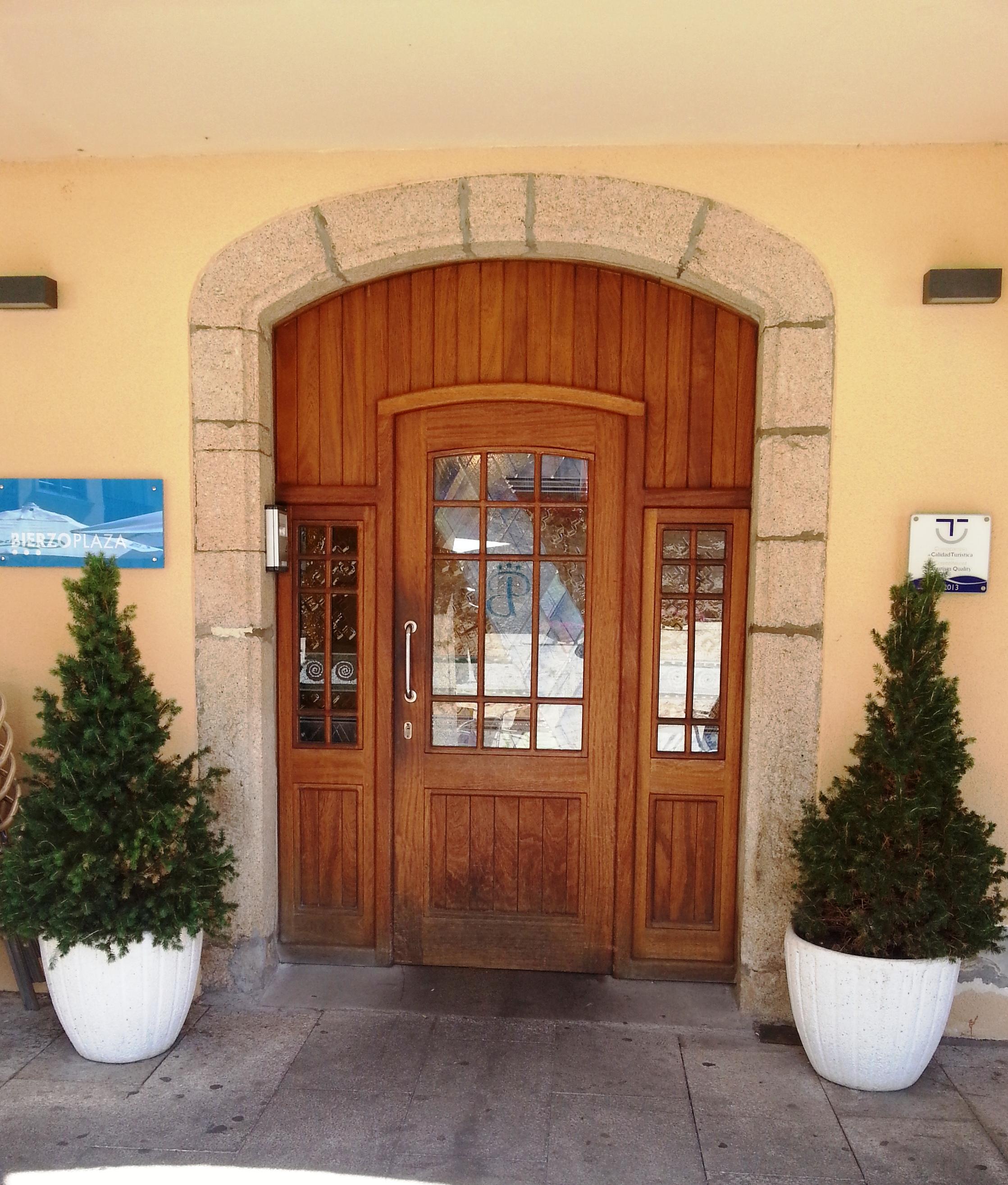 Hotel Aroi Bierzo Plaza ポンフェラダ エクステリア 写真