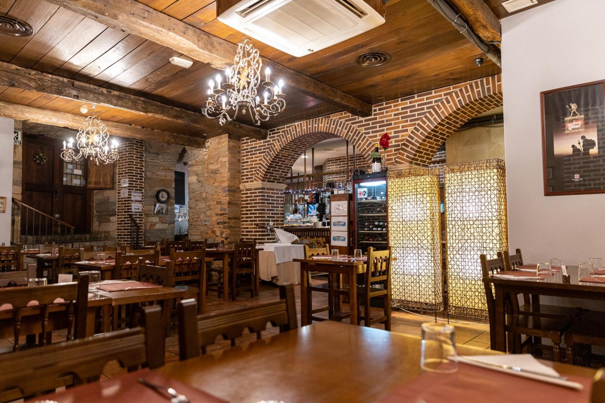 Hotel Aroi Bierzo Plaza ポンフェラダ エクステリア 写真