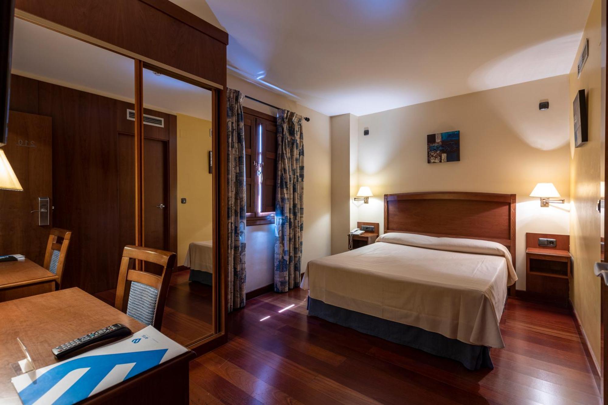 Hotel Aroi Bierzo Plaza ポンフェラダ エクステリア 写真