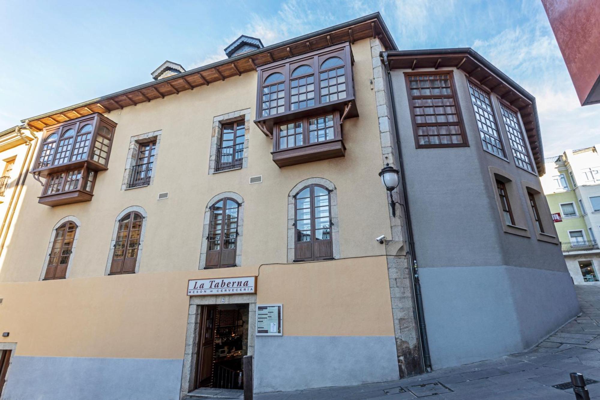 Hotel Aroi Bierzo Plaza ポンフェラダ エクステリア 写真