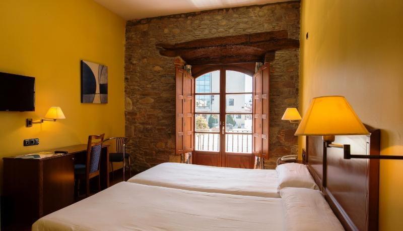 Hotel Aroi Bierzo Plaza ポンフェラダ エクステリア 写真