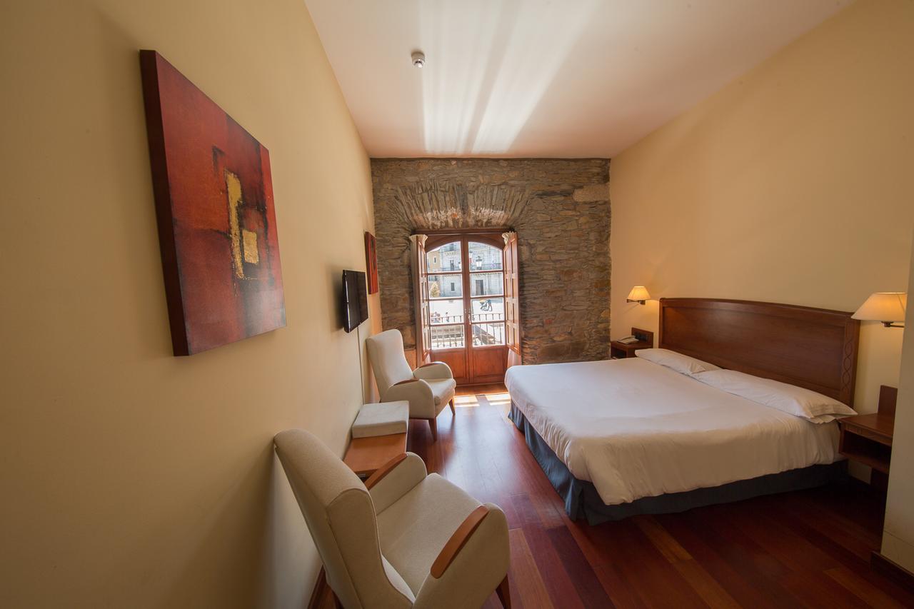 Hotel Aroi Bierzo Plaza ポンフェラダ エクステリア 写真